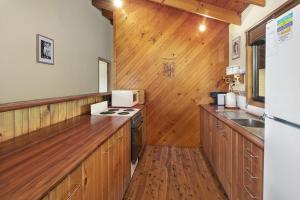 Η κουζίνα ή μικρή κουζίνα στο 112 Mooloomba Road