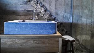 a blue sink sitting on top of a wooden table at Speicher7 Hotel in Mannheim