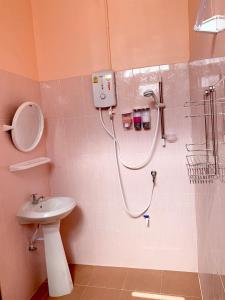 bagno con doccia e lavandino di Gaiwandhanat Homestay a Bangkok