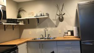 Una cocina o zona de cocina en Four Cedars Accommodation