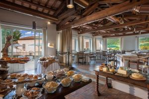 Habitación grande con una mesa llena de comida en Relais & Chateaux Palazzo Seneca en Norcia