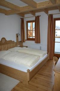 ヴィッラバッサにあるAppartements Oberburgerのベッドルーム1室(大型ベッド1台付)
