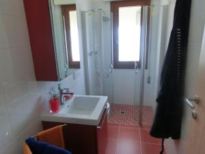 リニャーノ・サッビアドーロにあるResidence Tintorettoのバスルーム(シンク、シャワー付)