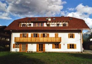 ヴィッラバッサにあるAppartements Oberburgerの木造の屋根の大きな白い家