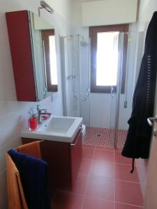 bagno con lavandino e doccia di Residence Tintoretto a Lignano Sabbiadoro