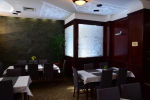 Reštaurácia alebo iné gastronomické zariadenie v ubytovaní Hotel Meridijan16