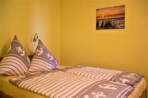 a bed in a room with a picture on the wall at Ferienwohnungen Haus Inselblick mi in Göhren
