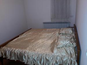 een leeg bed in een kamer met een raam bij Nahapet in Dilidzjan