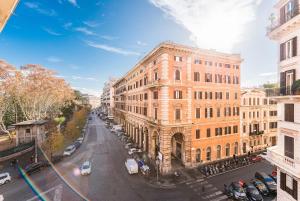 una vista aérea de una calle de la ciudad con edificios en Domus Victoria Guest House, en Roma