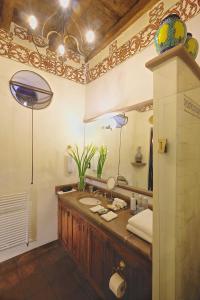 baño con lavabo y espejo grande en Casa de la Real Aduana Boutique Hotel en Pátzcuaro