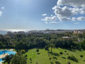 une vue aérienne d'un parc avec piscine dans l'établissement MiNERVA, à Benalmádena