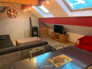 uma sala de estar com um sofá e uma mesa em loft sur les montagnes em Saint-Michel-de-Chaillol