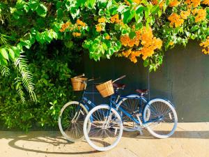 deux vélos garés à côté d'un mur fleuri dans l'établissement Hotel 850 SVB, West Hollywood, a Member of Design Hotels, à Los Angeles