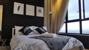Tempat tidur dalam kamar di Conezion Luxury 3BR for 7pax @IOI Resort Putrajaya