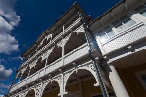 ein Gebäude mit einem Balkon auf der Seite in der Unterkunft Haus Sonne in Ostseebad Sellin