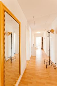 einen großen Spiegel in einem Zimmer mit Holzboden in der Unterkunft Haus Sonne in Ostseebad Sellin
