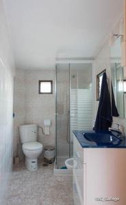 uma casa de banho com um WC, um lavatório e um chuveiro em Apartamento en primera linea de playa de Villajoyosa em Villajoyosa