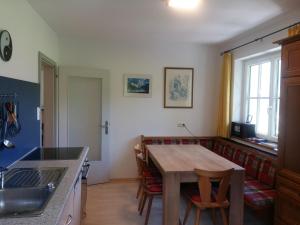 バート・ホーフガシュタインにあるSendlhofer-Hartmannのキッチン、ダイニングルーム(テーブル、ソファ付)