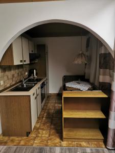 eine Küche mit einem Bogen über einer Spüle und einem Herd in der Unterkunft Ferienwohnung Seidl Top 2 in Rauris