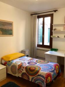 Postel nebo postele na pokoji v ubytování Venice Biennale