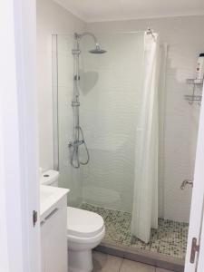 uma casa de banho branca com um WC e um chuveiro em estudio habaneras em Torrevieja