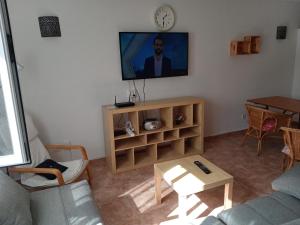 Televízia a/alebo spoločenská miestnosť v ubytovaní Arinaga Beach Apartment
