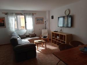 Televízia a/alebo spoločenská miestnosť v ubytovaní Arinaga Beach Apartment