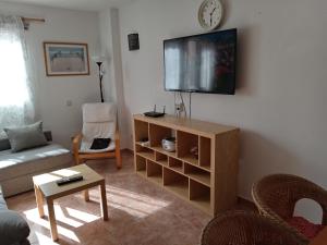Televízia a/alebo spoločenská miestnosť v ubytovaní Arinaga Beach Apartment
