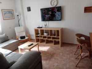 Televízia a/alebo spoločenská miestnosť v ubytovaní Arinaga Beach Apartment