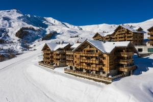 土绪尔ODYSSEE ERJ01 Appartement avec terrasse et acces aux pistes的雪中小屋的空中景观