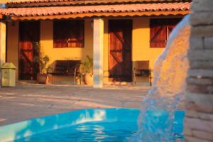 בריכת השחייה שנמצאת ב-Pousada e Chales Por do Sol או באזור