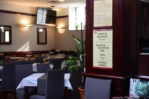 Reštaurácia alebo iné gastronomické zariadenie v ubytovaní Hotel Meridijan16