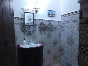 ein Bad mit einem Waschbecken und einem Spiegel in der Unterkunft Riad Jakoura in Marrakesch