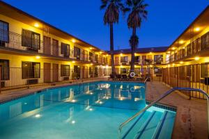 Bazén v ubytování Studio City Court Yard Hotel nebo v jeho okolí
