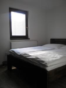 Ce lit se trouve dans un dortoir doté d'une fenêtre. dans l'établissement Vinný sklípek Na Spojovací, à Mutěnice