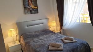 - une chambre avec un lit et 2 serviettes dans l'établissement Sunny apartament near La Mata beach, à Torrevieja