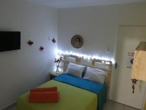 מיטה או מיטות בחדר ב-Pousada e Hostel Boneca de Pano