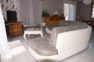 uma sala de estar com um sofá e uma mesa em Le Grand Orient em Annoville