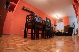 um quarto com duas cadeiras e uma parede laranja em Apart Mendoza Centrico em Mendoza