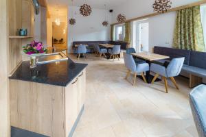Kuchyň nebo kuchyňský kout v ubytování Harrauer´s Living + 37 fotografií