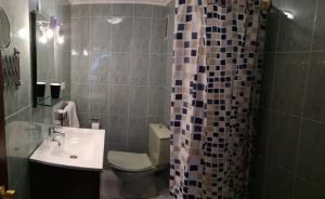 A bathroom at Hostal Campoamor