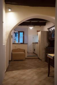 a kitchen with an archway in the middle of a room at Casa vacanze Da Anastasia in Orvieto