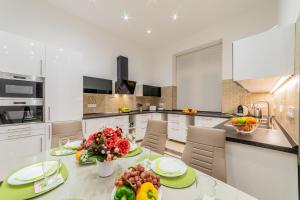 Kuchyňa alebo kuchynka v ubytovaní Global Suites Budapest