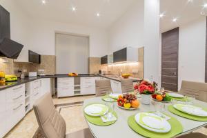 Kuchyňa alebo kuchynka v ubytovaní Global Suites Budapest