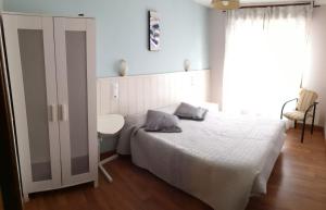 A bed or beds in a room at Hostal Campoamor