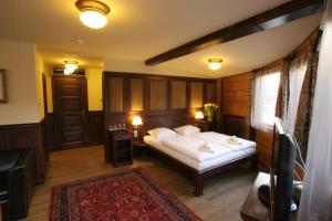 sypialnia z łóżkiem z białą pościelą i dywanem w obiekcie Boat Hotel Matylda w Pradze
