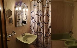 A bathroom at Hostal Campoamor