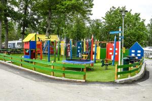 משחקיית ילדים ב-Ursand Resort & Camping