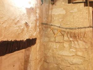 アリカンテにあるStyle City Center HappyAlicanteのタオル掛けが付いた石の壁