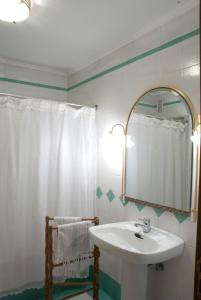a bathroom with a sink and a mirror at Badaran Divino in Badarán